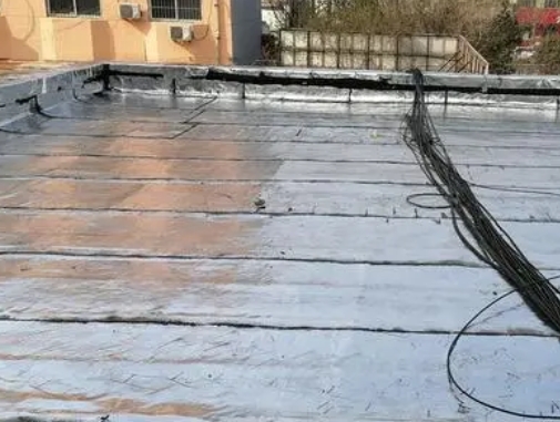临澧卫生间漏水维修公司分享下临澧屋面楼顶防水刚性防水层施工要点。